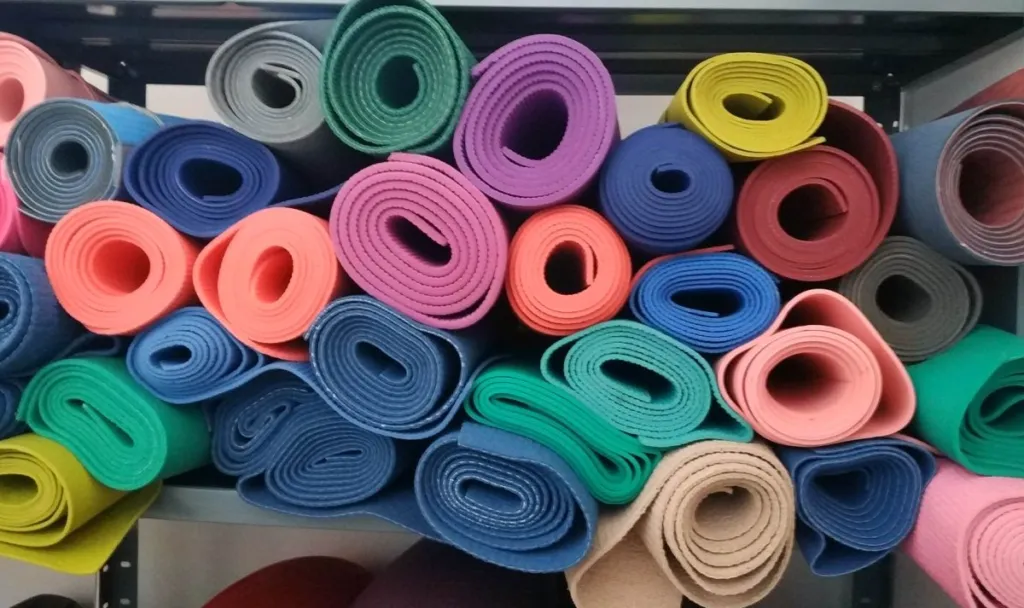 r&oacute;żne materiały mat do jogi por&oacute;wnanie