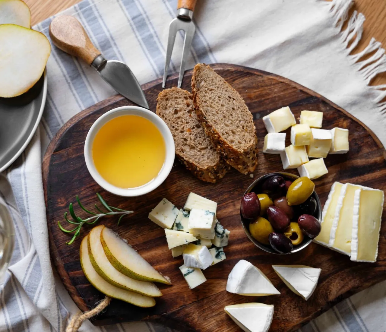 deska ser&oacute;w pleśniowych z kieliszkiem Sauternes