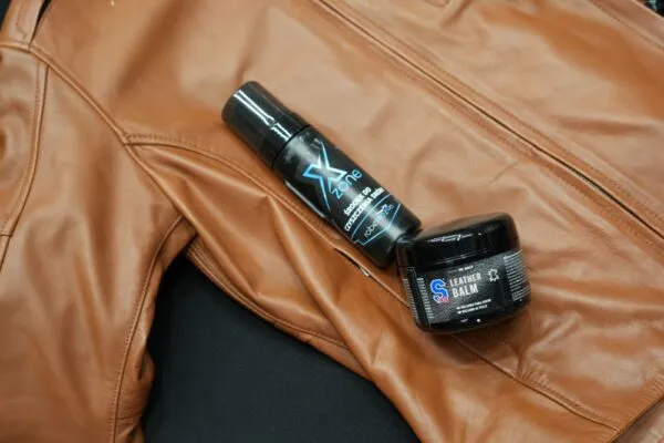 czyszczenie kurtki motocyklowej skórzanej preparatami