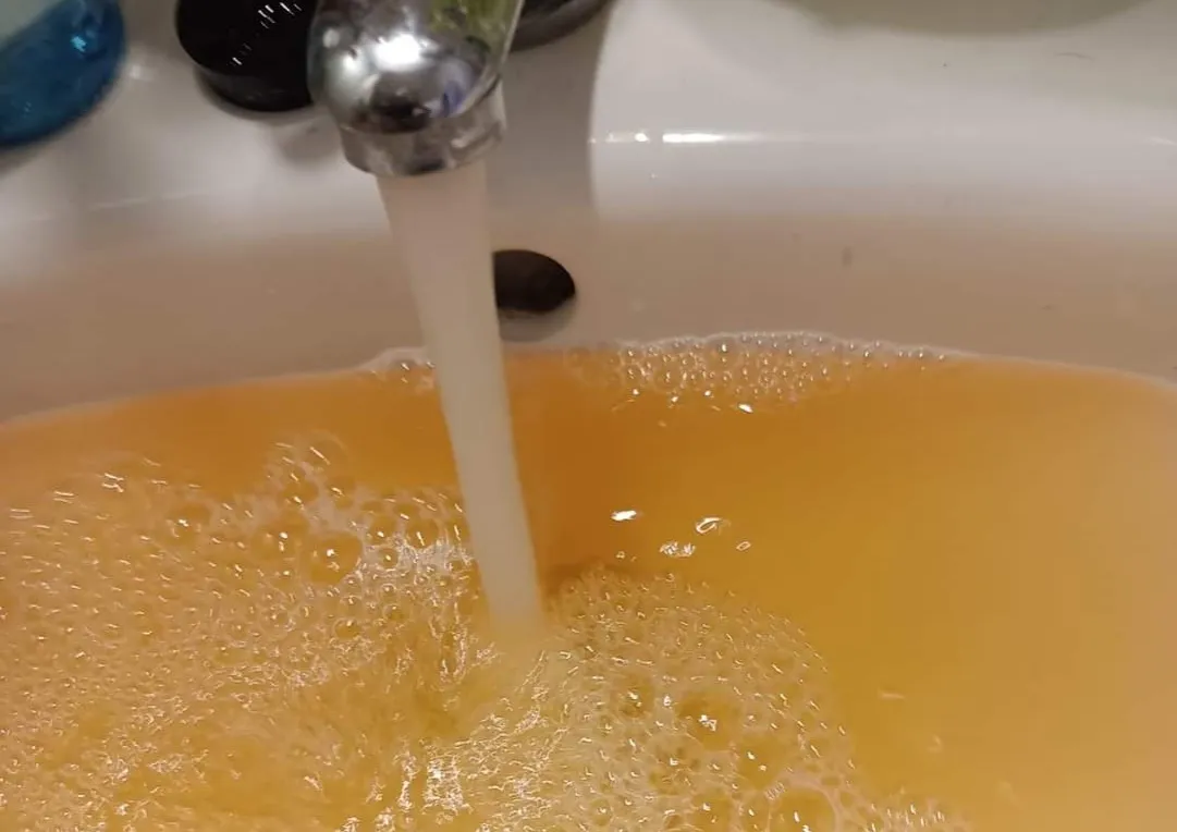 brudna woda w kranie spuszczanie