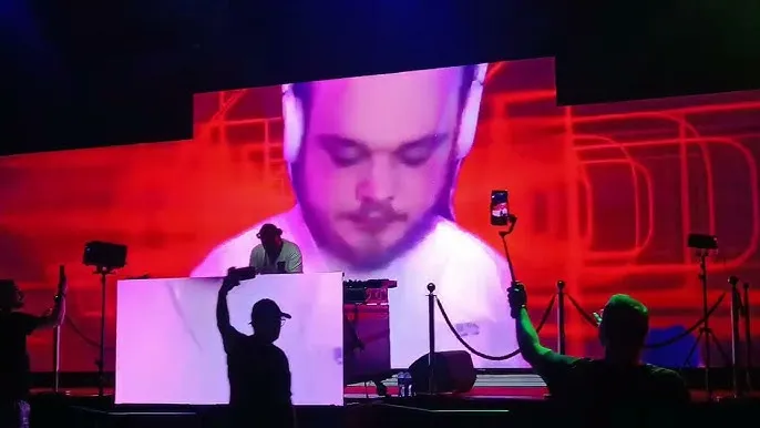 DJ Akun portret na scenie