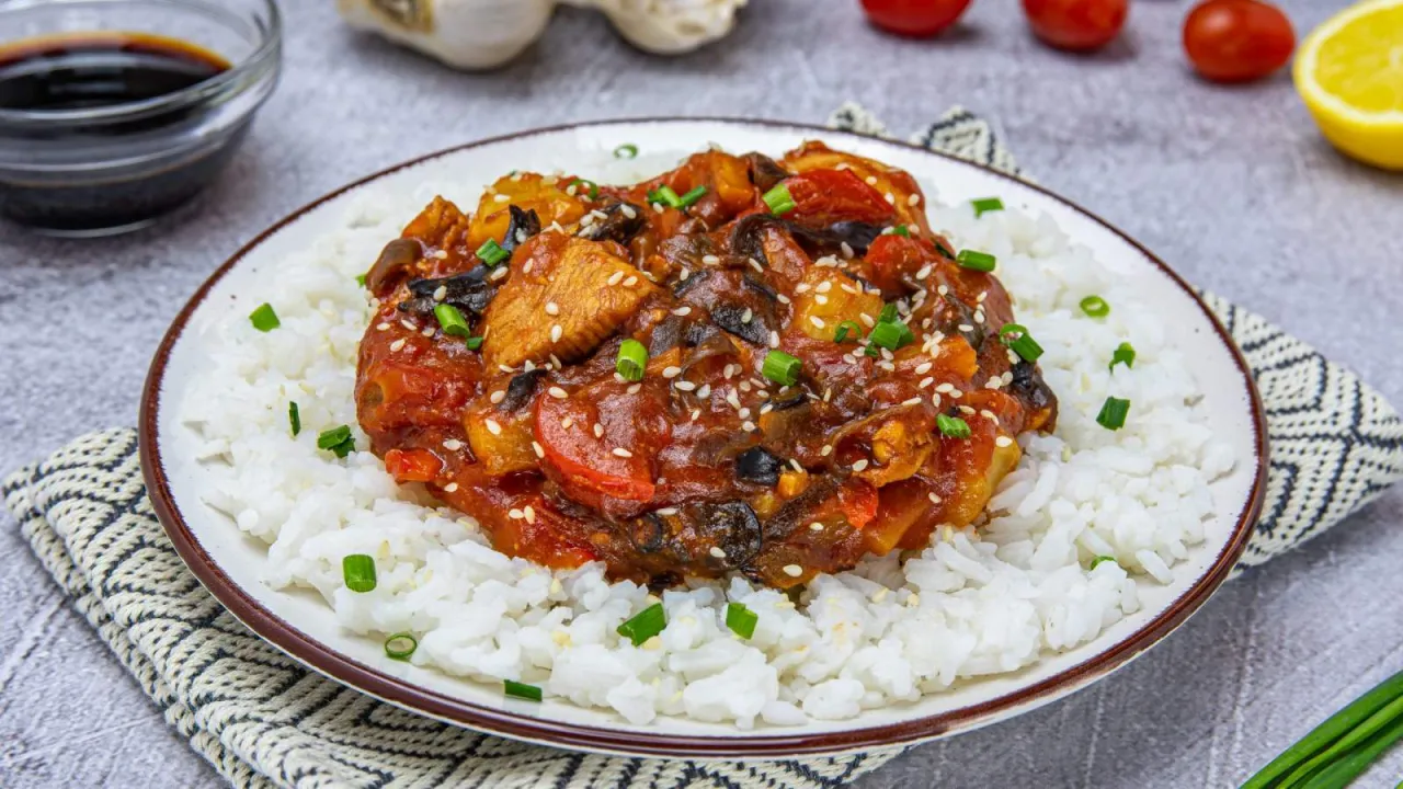 Danie z kurczakiem i warzywami w sosie sojowym, podane z ryżem. Sos sojowy do czego? Do tego pysznego dania!