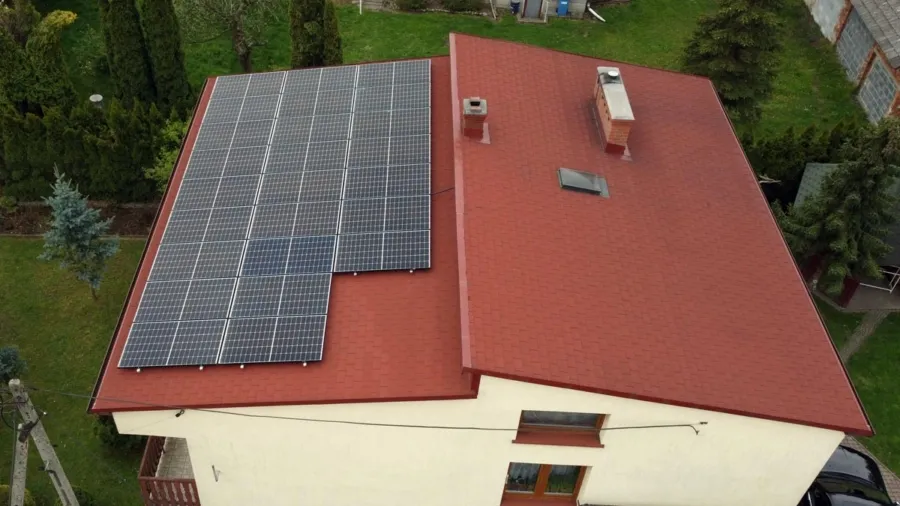 panele fotowoltaiczne na dachu z licznikiem dwukierunkowym