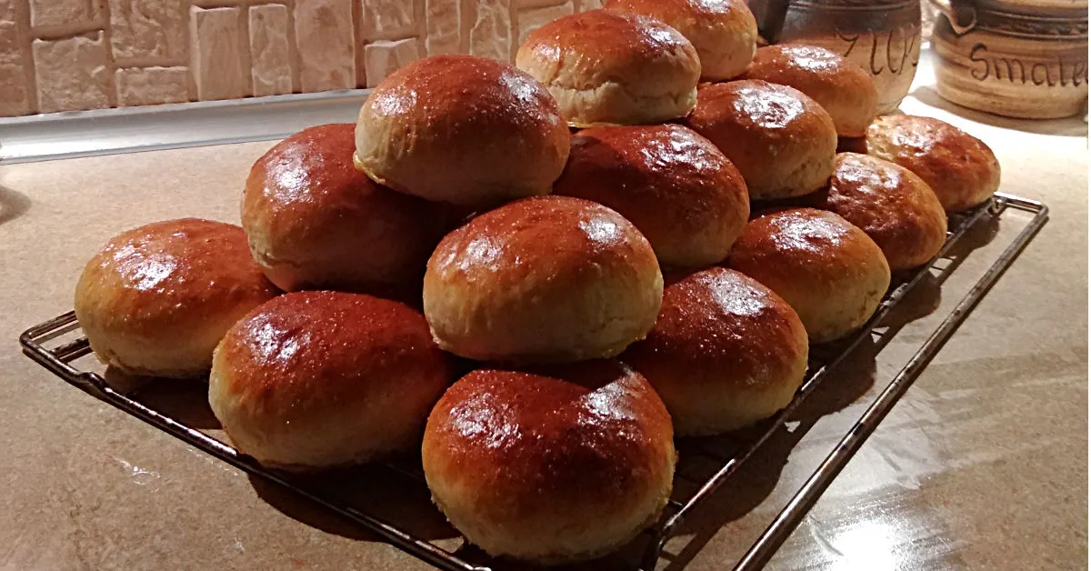 różne rodzaje bułek do burgerów obok siebie brioche maślana ziemniaczana
