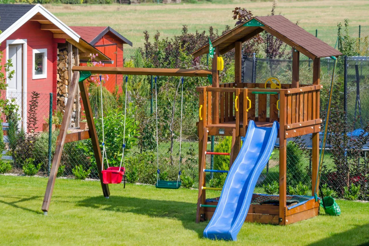 czyszczenie i szlifowanie drewnianego placu zabaw