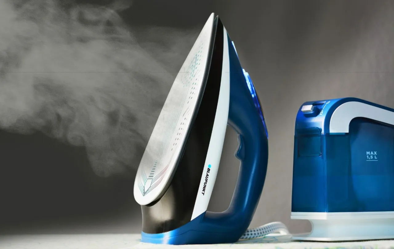 Para zadbać o stację parową i wiedzieć, jak odkamienić stację parową, widzimy żelazko z parą i jego bazę.