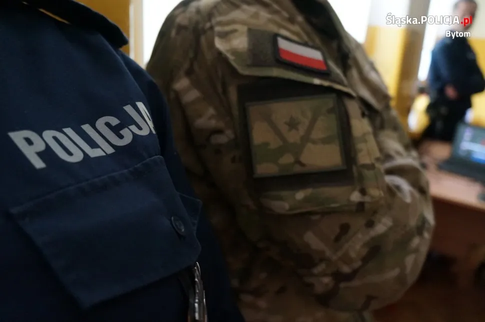 Zdjęcie Policja czy wojsko – co wybrać? Porównanie kariery, zarobków i wyzwań