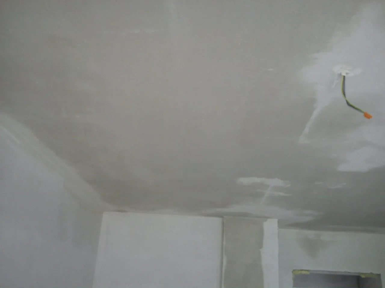 proces schnięcia tynku gipsowego ściana