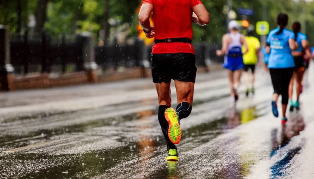 biegacz w odblaskach w deszczu