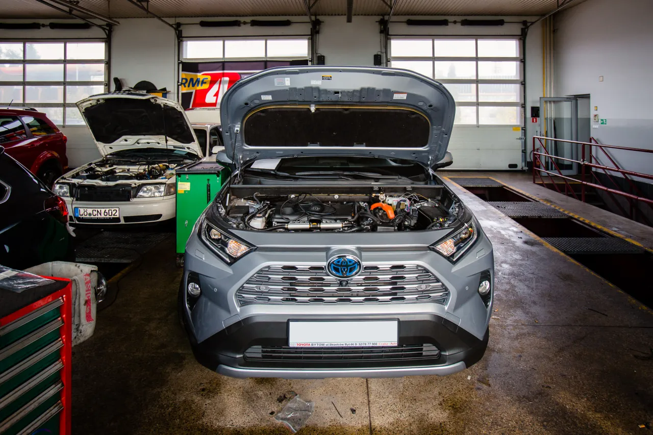 Toyota RAV4 Hybrid na stacji paliw