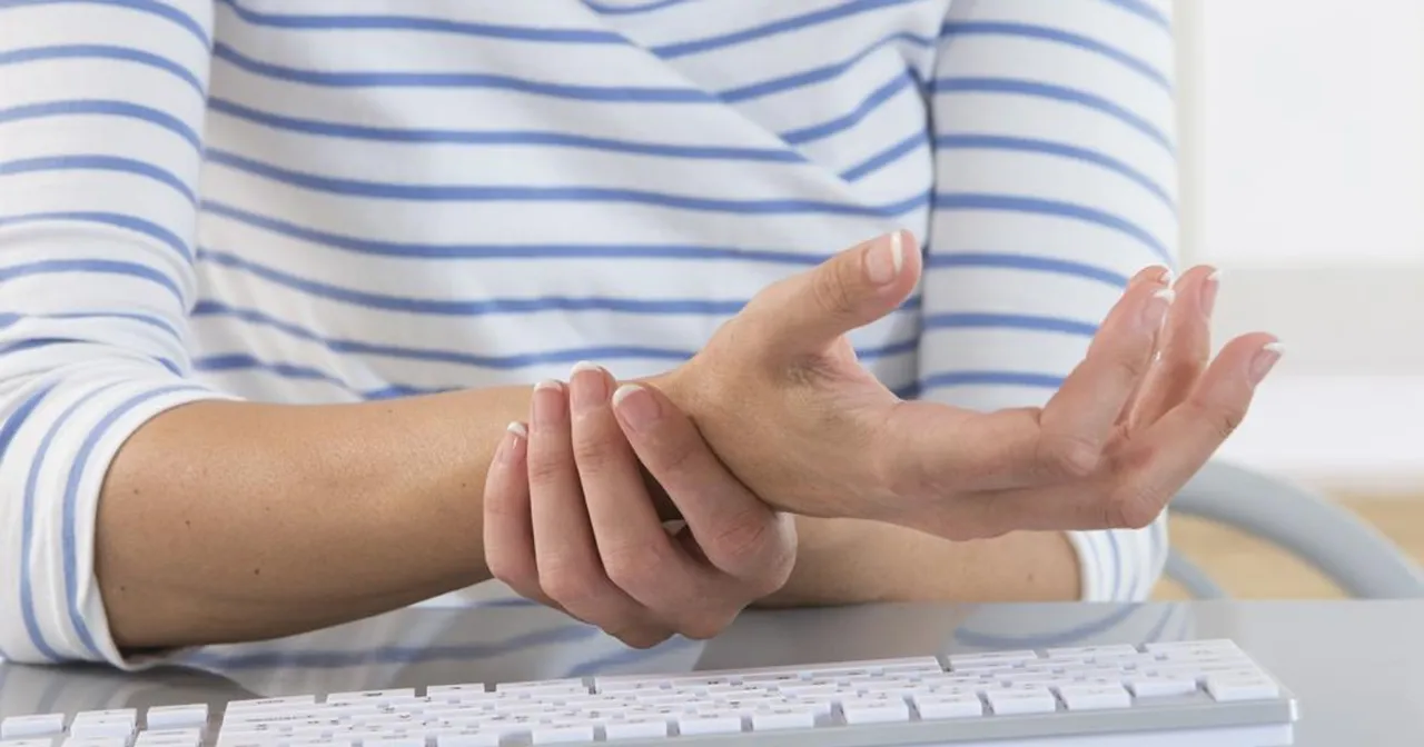 Fizjoterapeuta pomagający pacjentowi z RSI