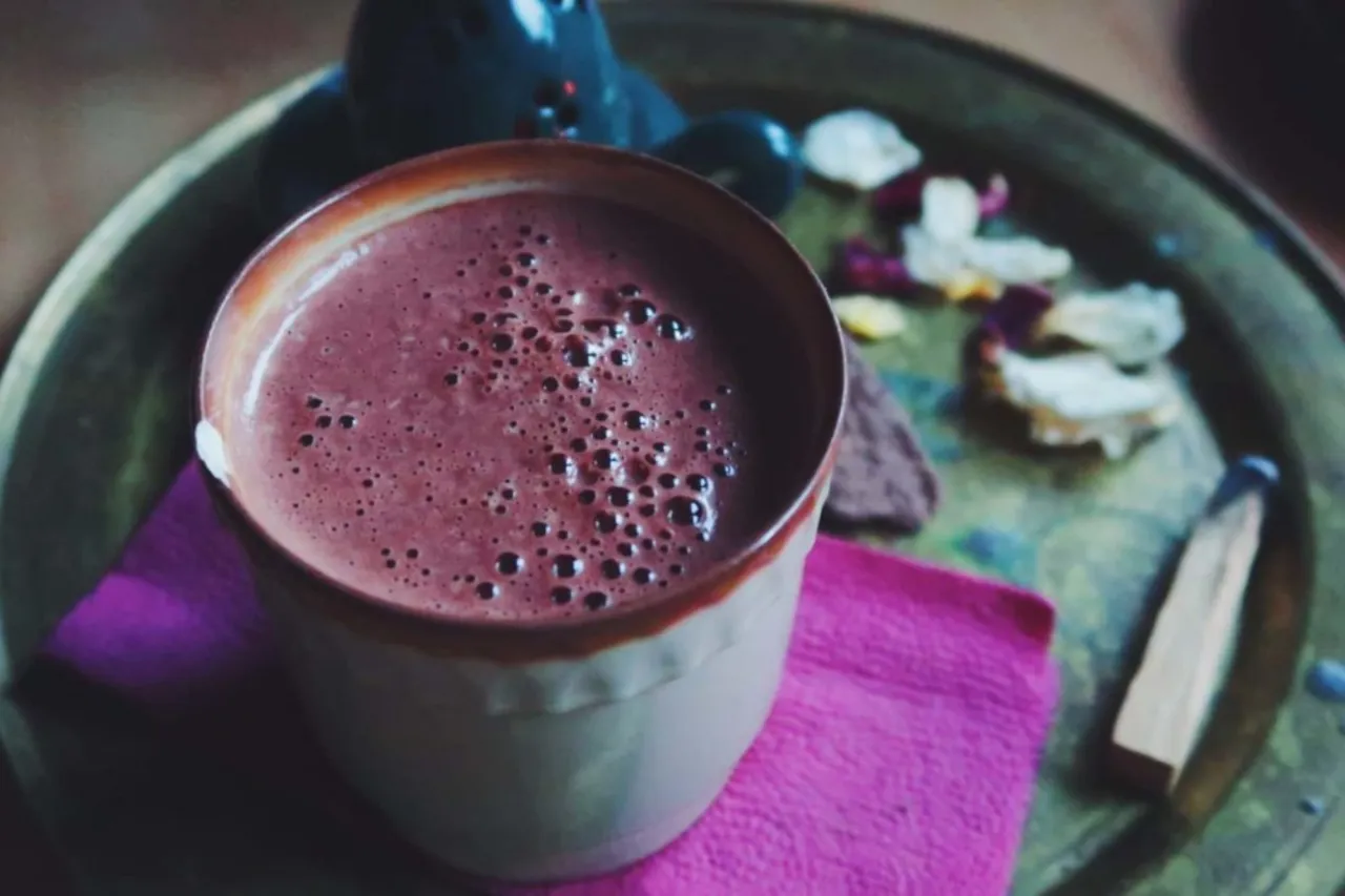 Kobieta przygotowująca nap&oacute;j z surowego kakao