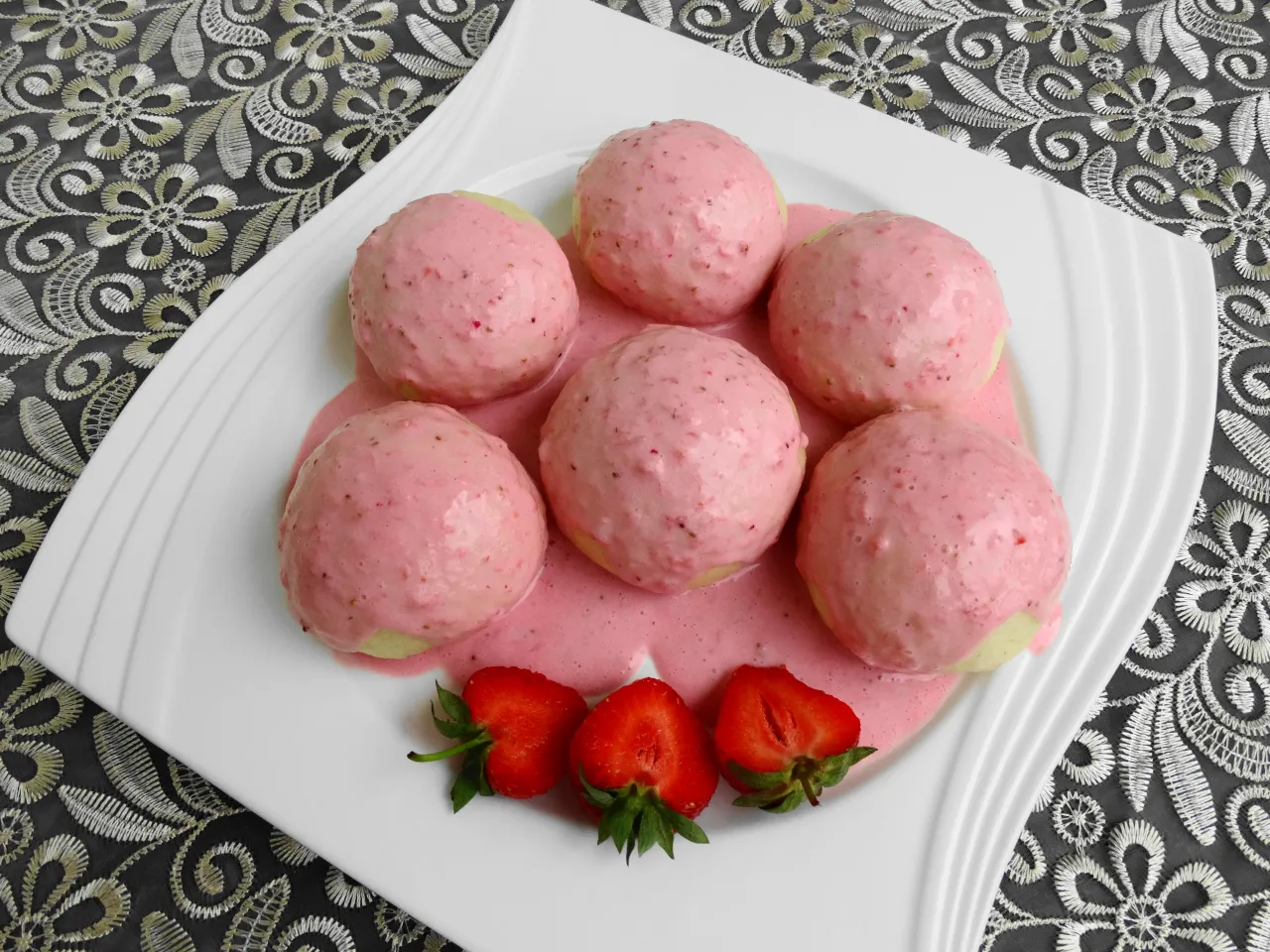 kluski na parze z owocami i sosem owocowym