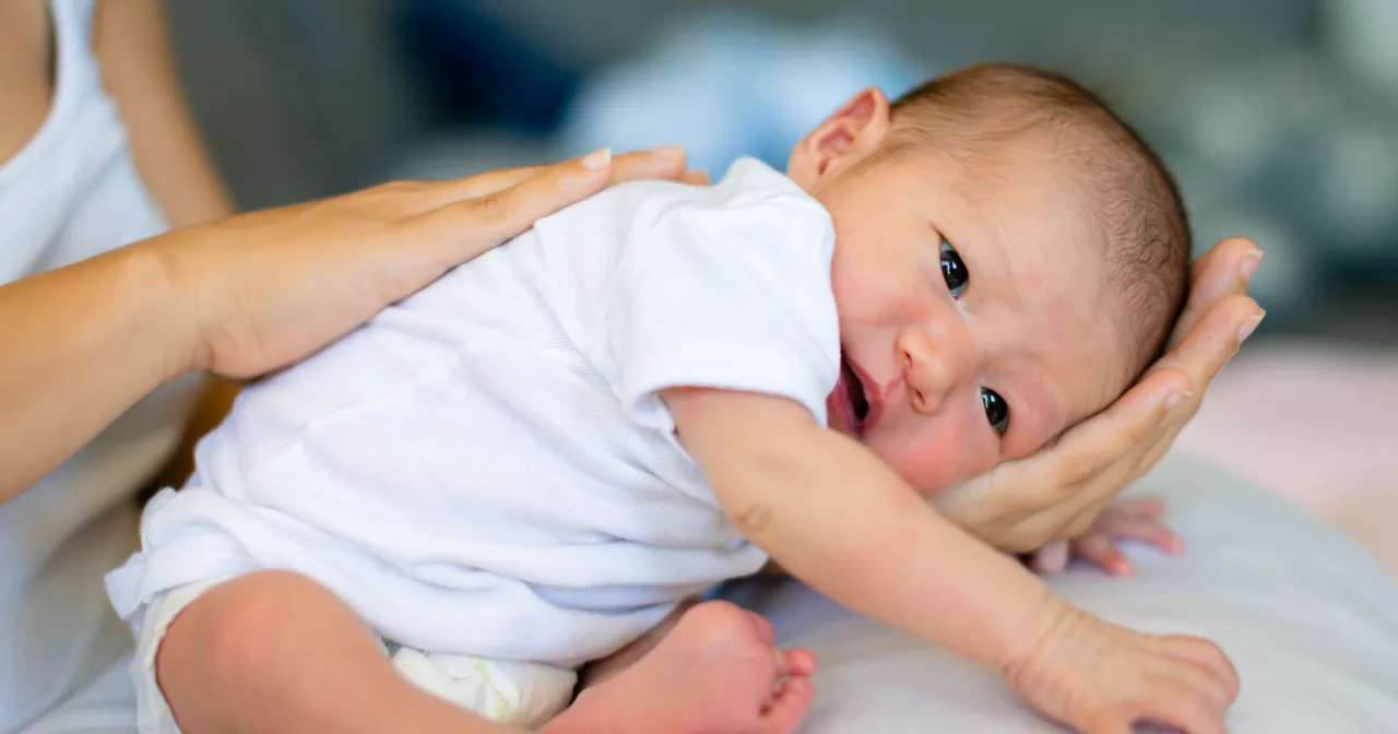 rodzic uspokaja noworodka czkawka