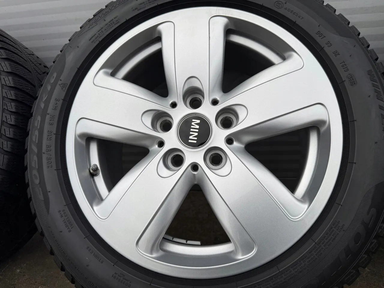 Srebrna felga z logo MINI, idealna jako koło zapasowe w Mini Cooper.