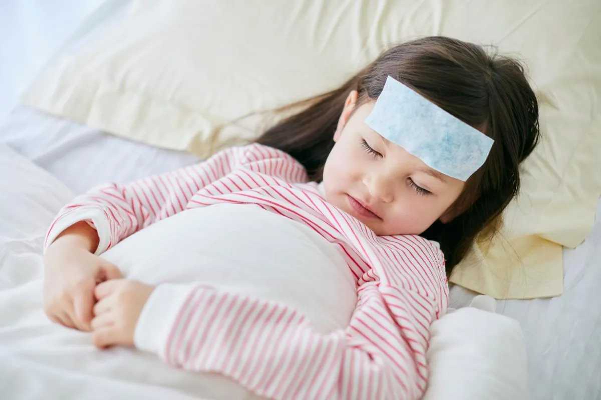 Rodzic delikatnie budzący dziecko do podania leku