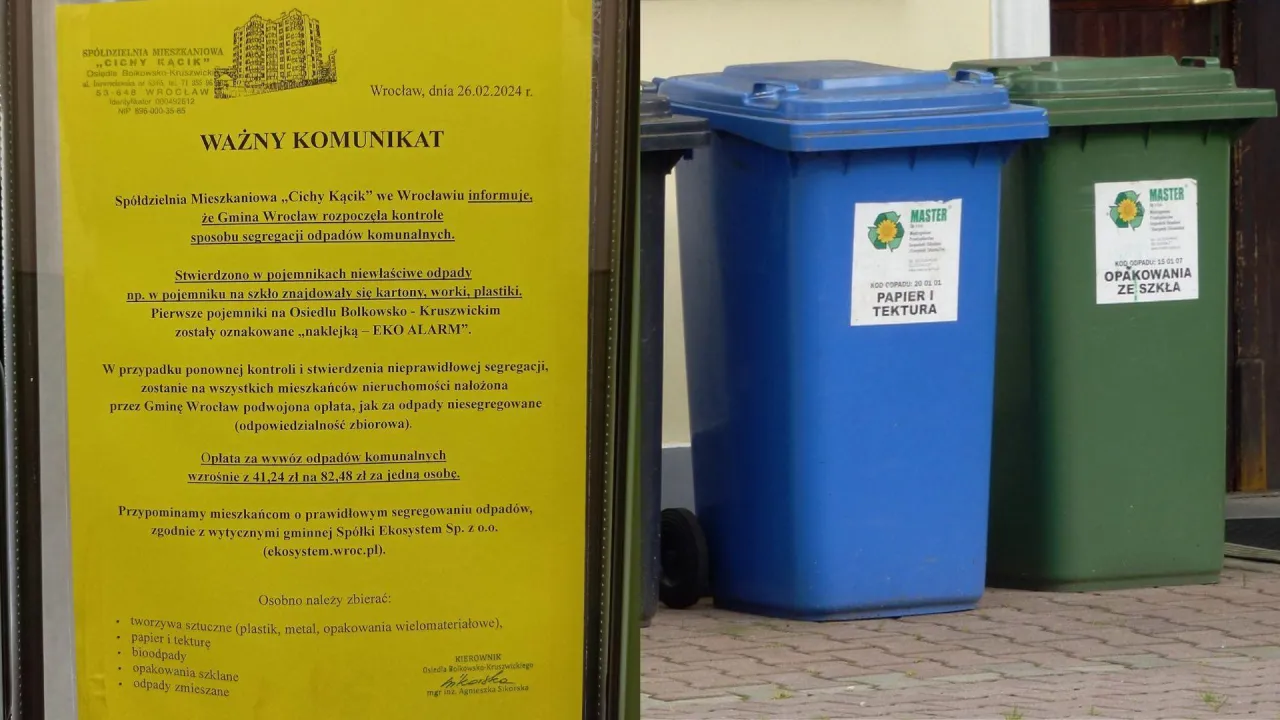 Komunikat o segregacji odpad&oacute;w i opłatach za śmieci w Zgierzu. Obok niebieski i zielony kontener na odpady.