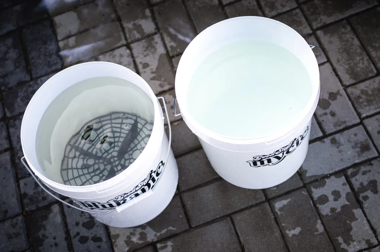 akcesoria do mycia samochodu na dwa wiadra