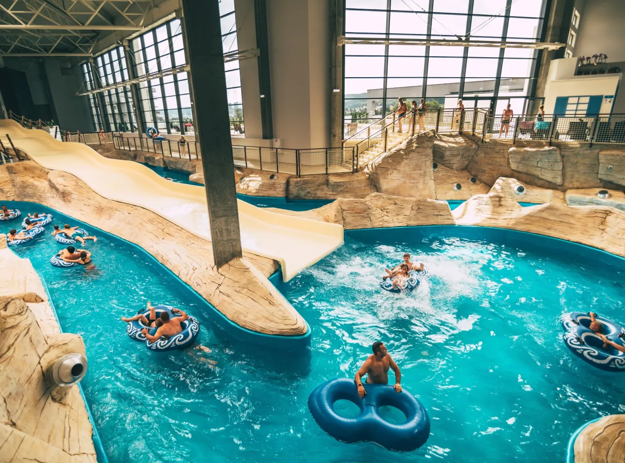 rodzina w hotelowym aquaparku w deszczowy dzień