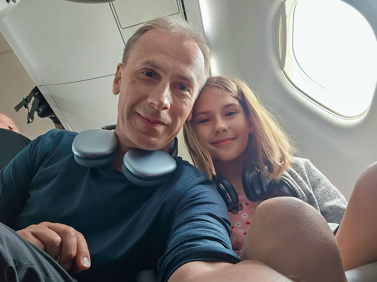 Rodzice sprawdzający dokumenty przed podróżą