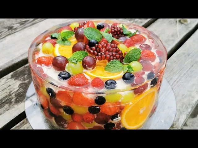 wylewanie galaretki na ciasto z owocami w rancie cukierniczym