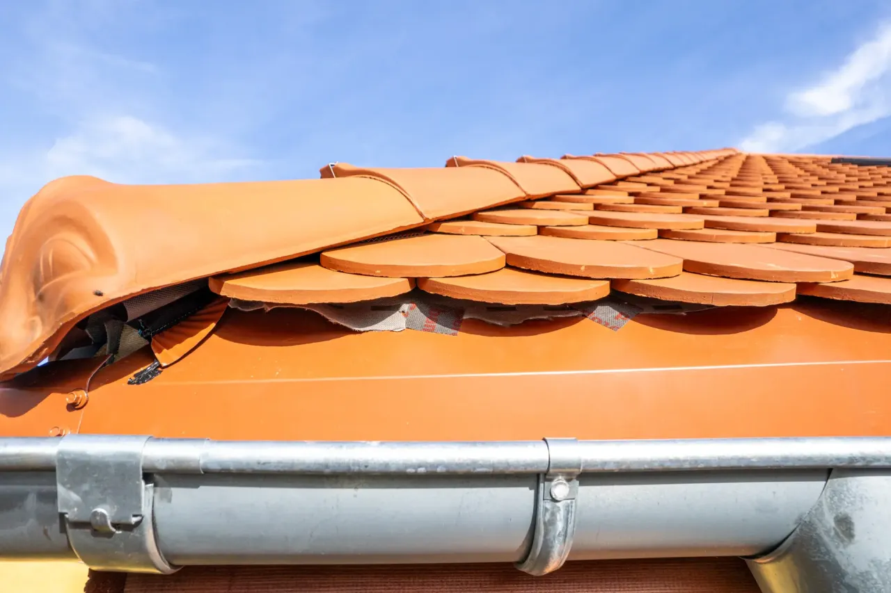 Dekarz z dronem inspekcja dachu