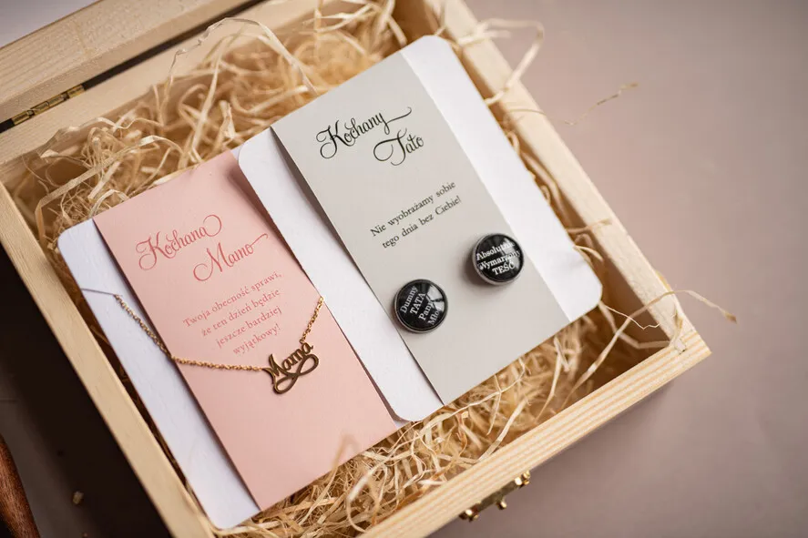 drobne upominki dla rodziców przy zaproszeniu na ślub