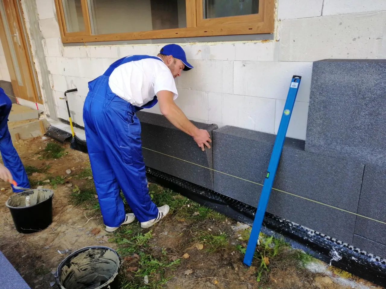 elewacja domu w trakcie prac ociepleniowych