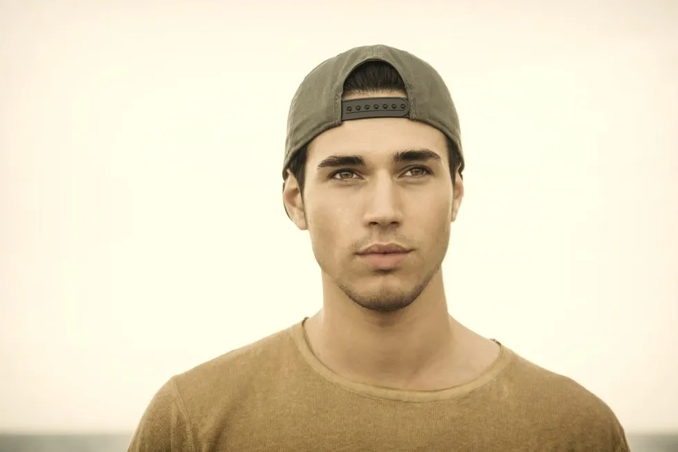 kobieta i mężczyzna w czapkach z daszkiem różne kształty twarzy