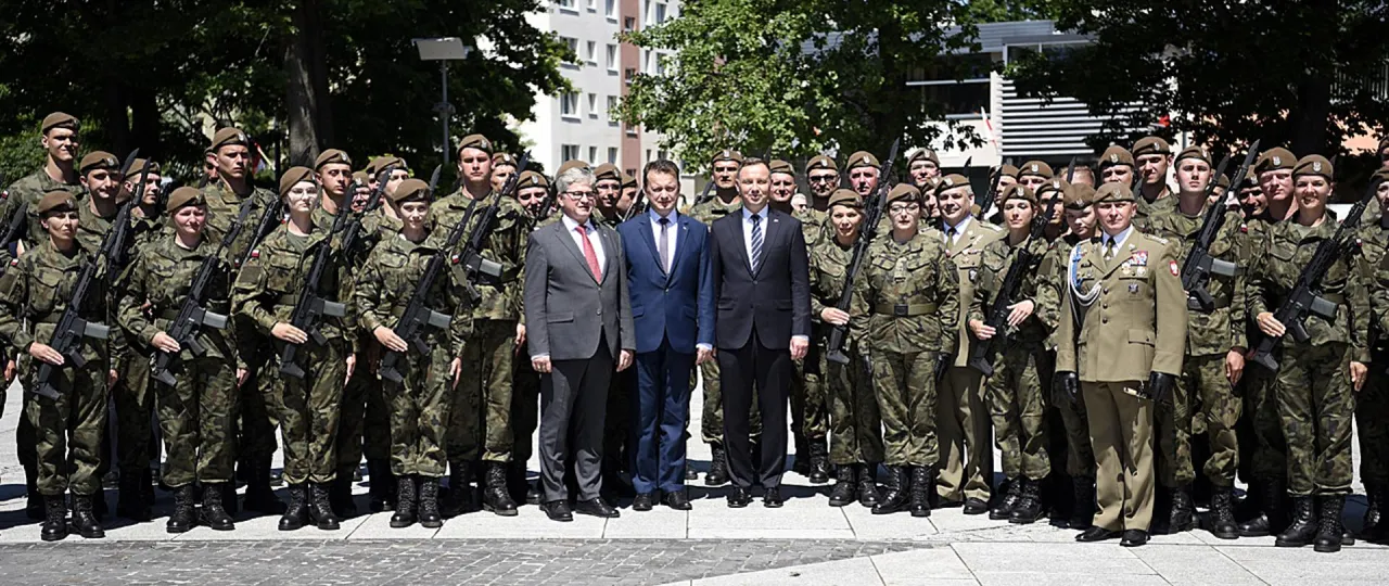 żołnierz WOT z dokumentami