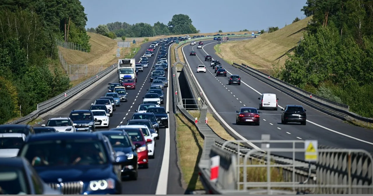 Autostrada A1 Polska, nowoczesna autostrada, ruch samochodowy