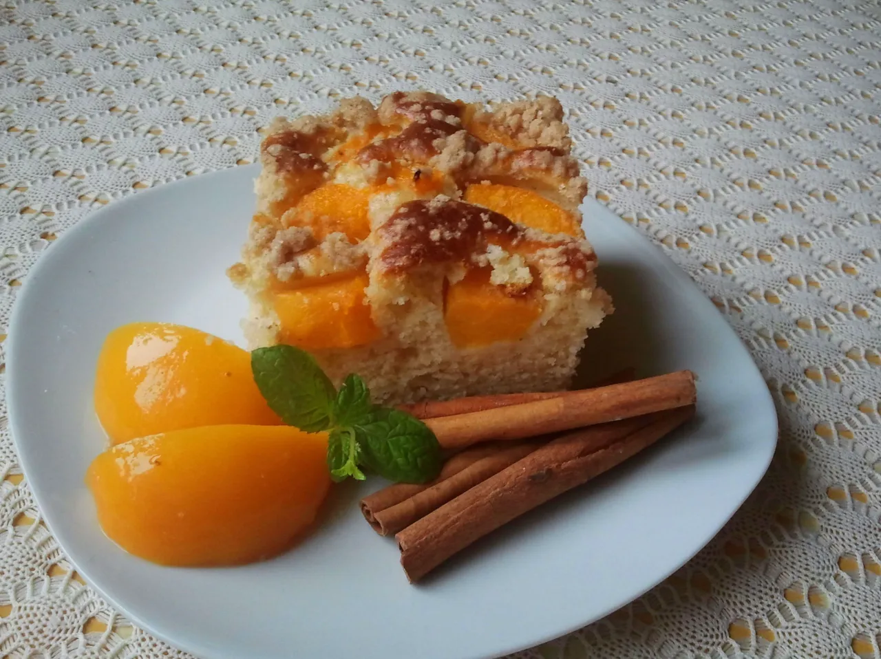 Szybkie ciasto kefirowe z brzoskwiniami bez miksera