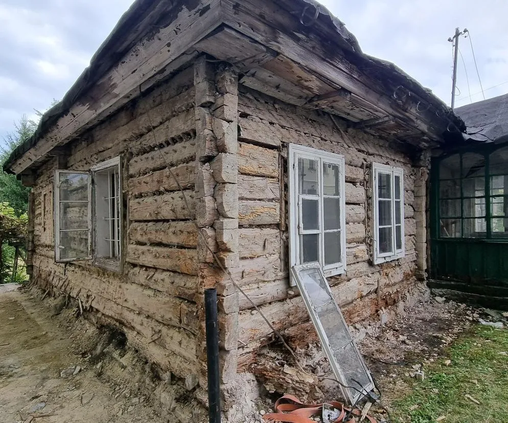 zniszczone podwaliny drewnianego domu