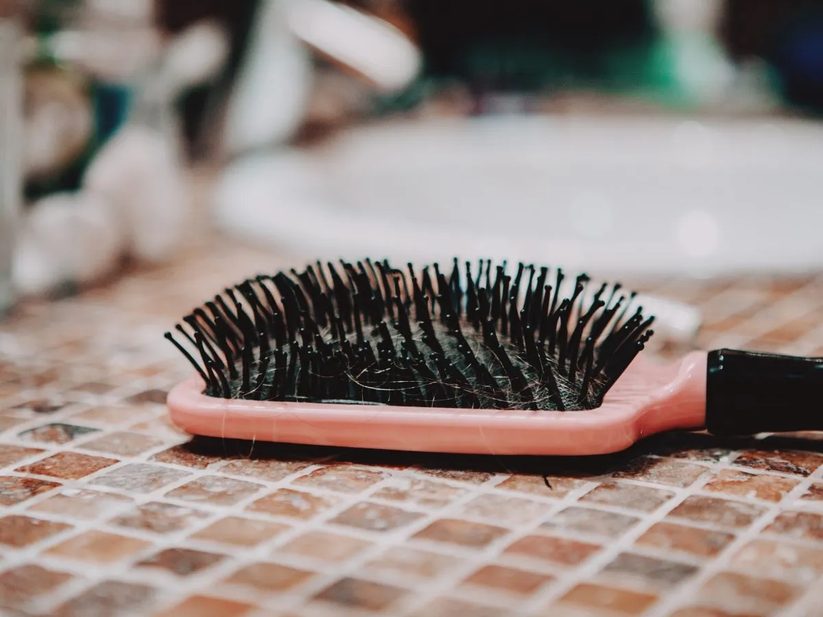 Jak często czyścić szczotkę do włosów infografika