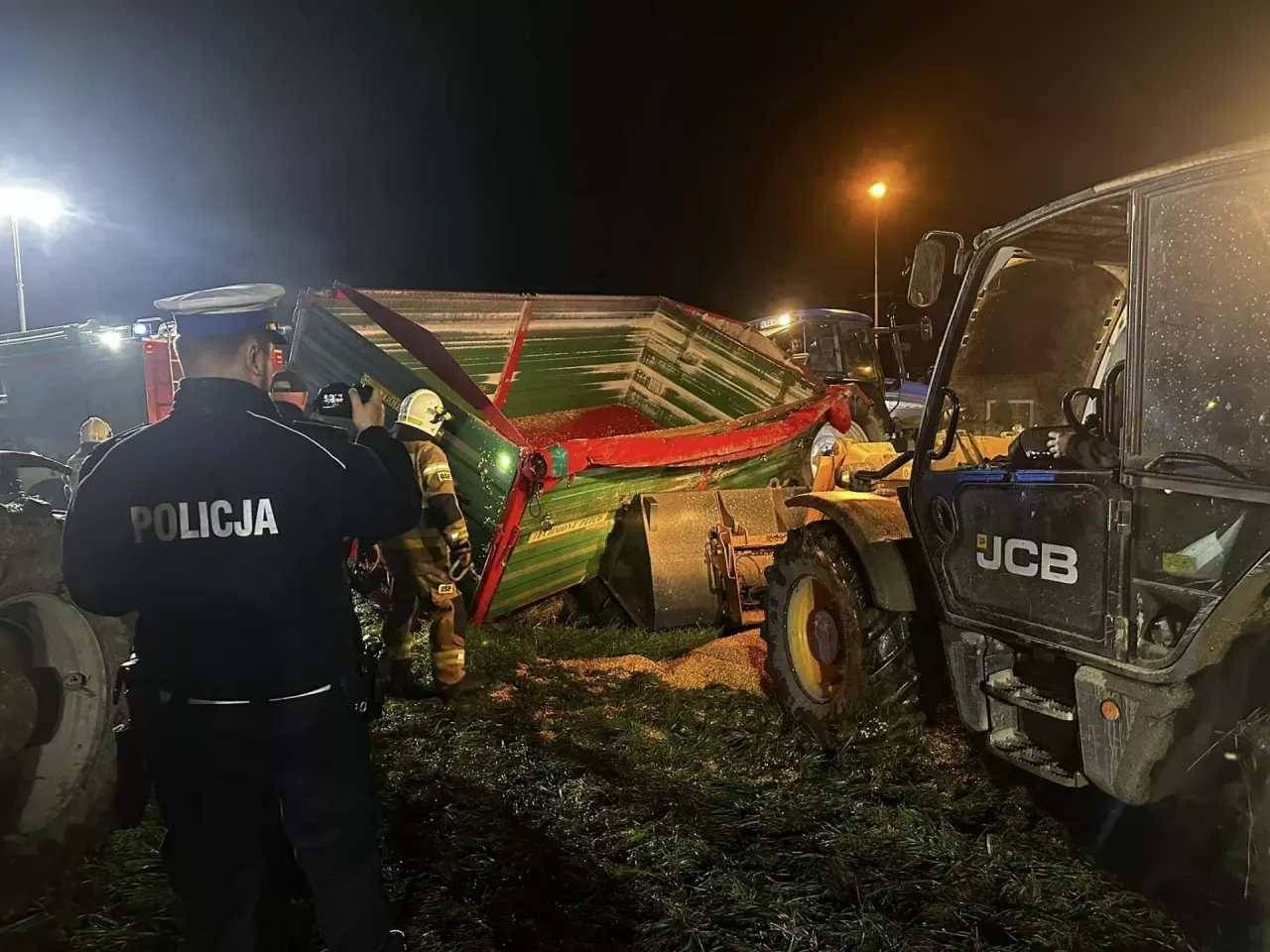 Nieprawidłowo zabezpieczony ładunek na przyczepie, wypadek