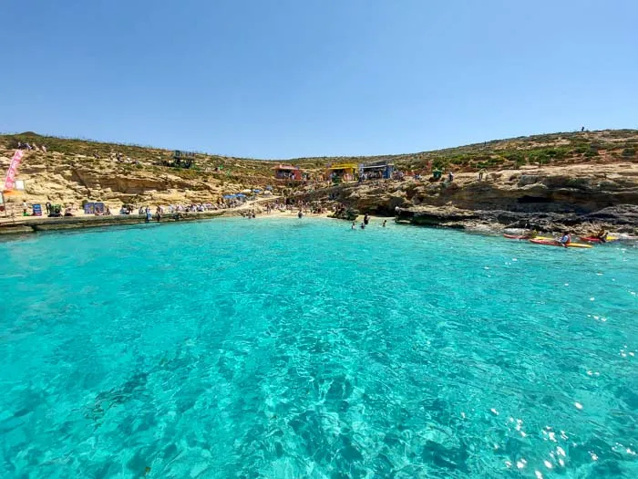 Błękitna Laguna Comino turkusowa woda