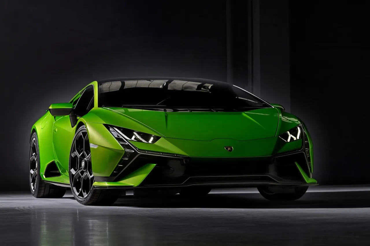Zielony Lamborghini Huracan z czarnymi felgami, gotowy do jazdy.