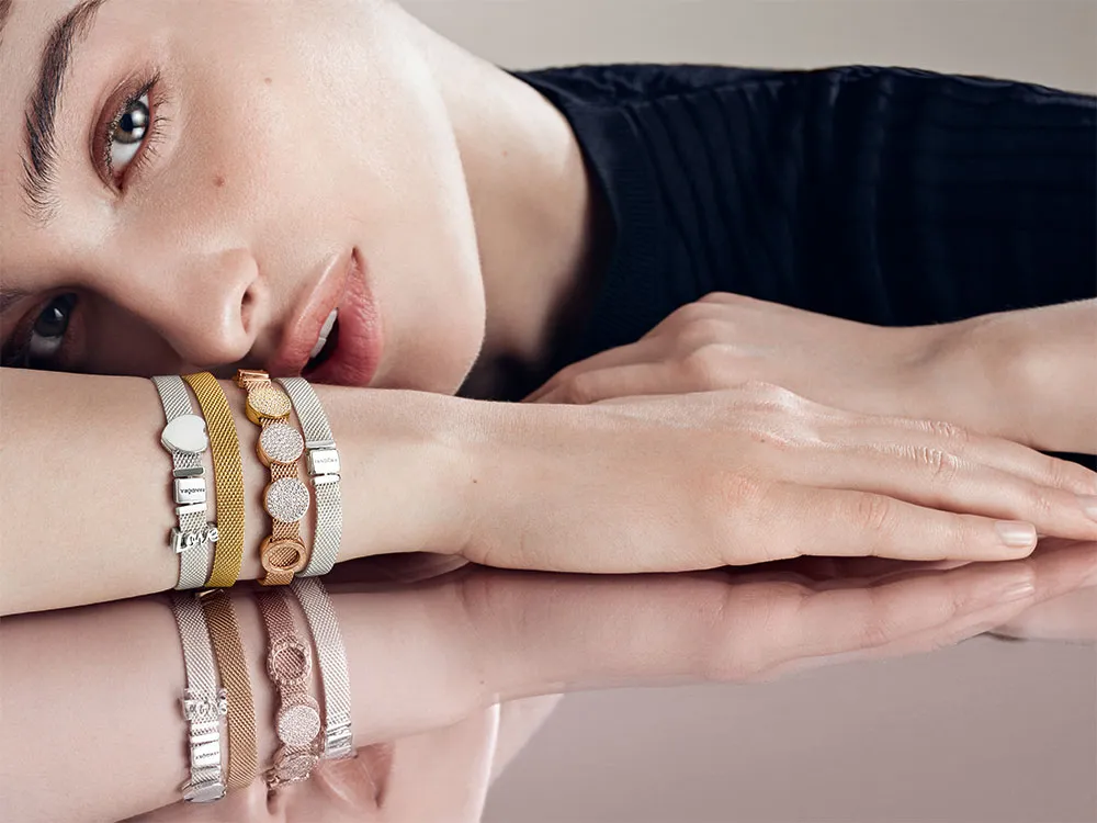 Nowoczesne stylizacje biżuterii Pandora, layering