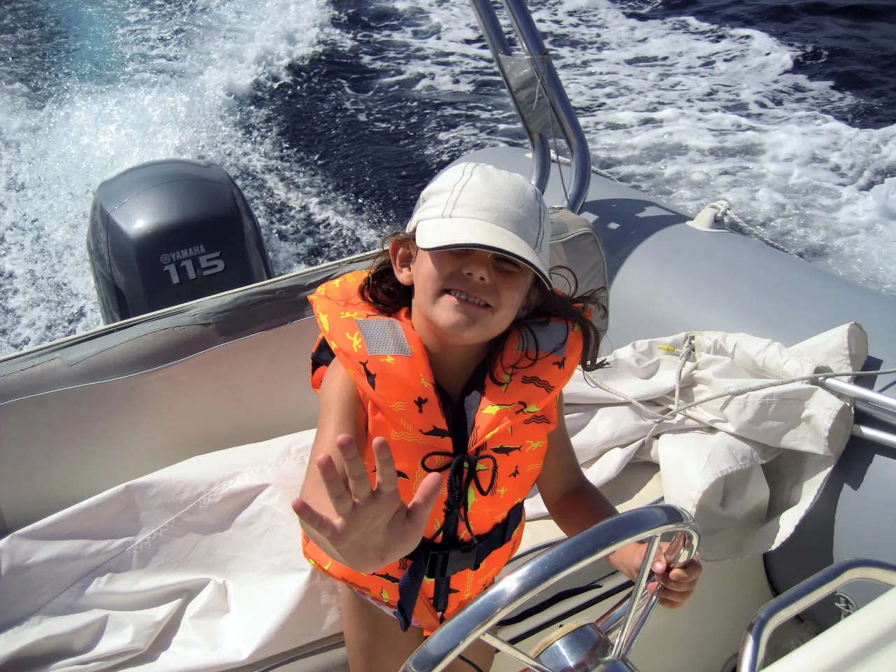 dziecko w dobrze dopasowanej kamizelce ratunkowej