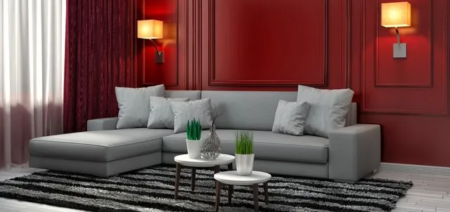czerwona kanapa w salonie z szarymi ścianami