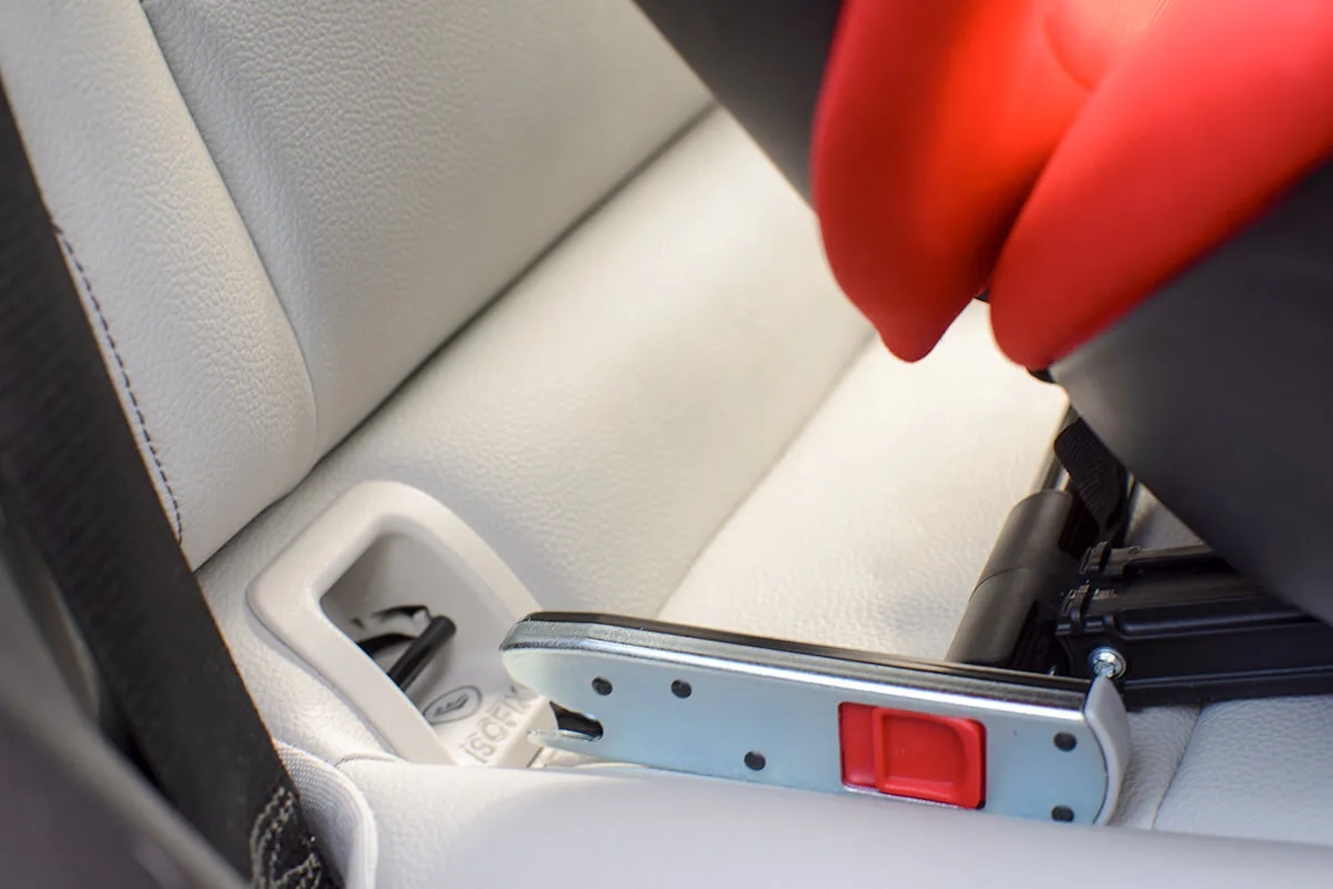 Montaż fotelika ISOFIX krok po kroku
