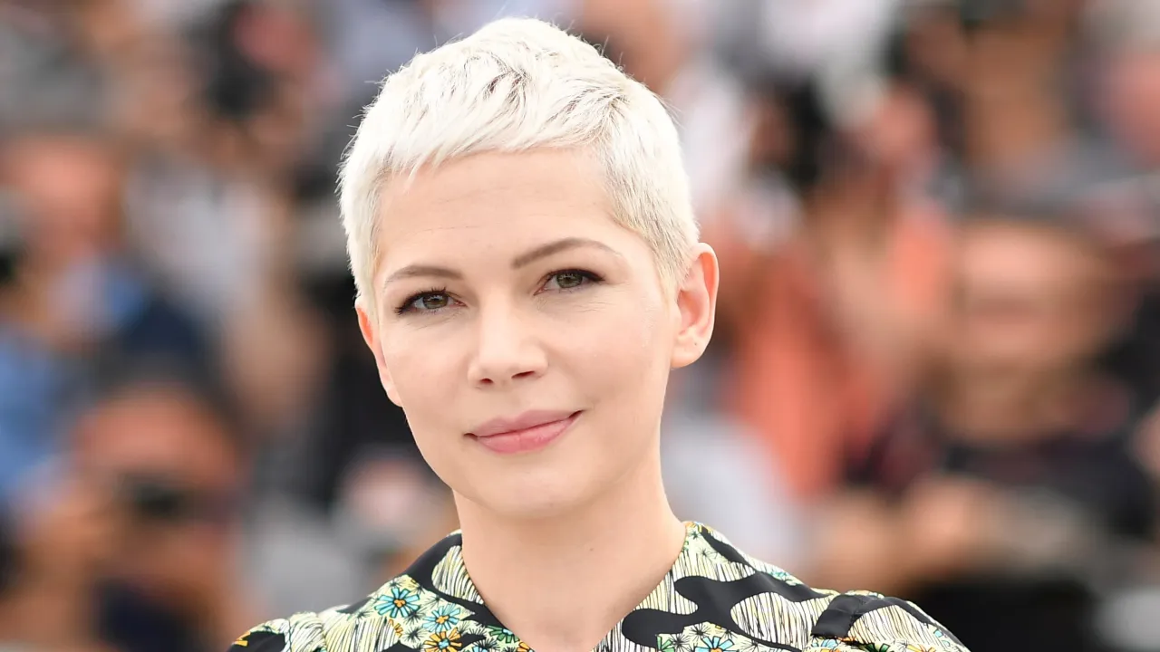 Frau mit verschiedenen Kurzhaarfrisuren Gesichtsform