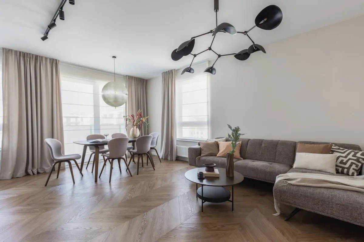 salon z podłogą w jodełkę francuską inspiracje