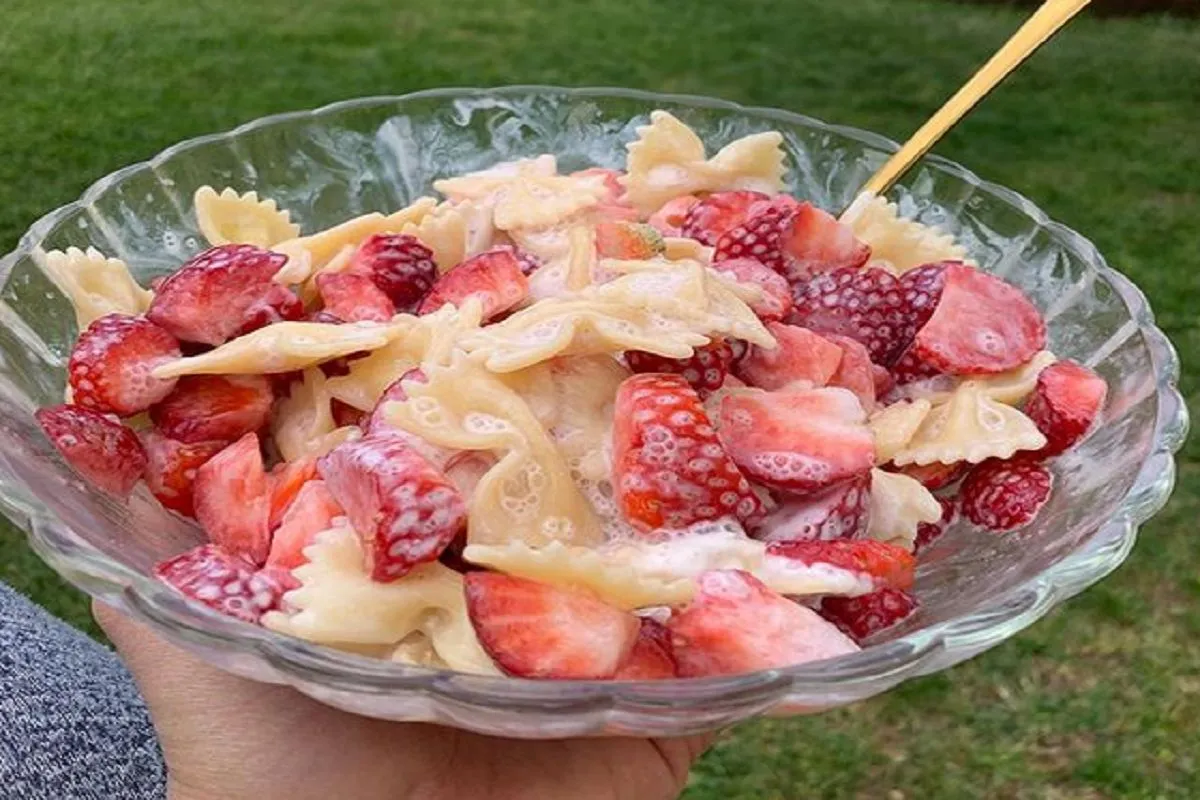 składniki na makaron z truskawkami