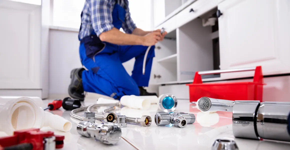 hydraulik przy pracy montaż instalacji