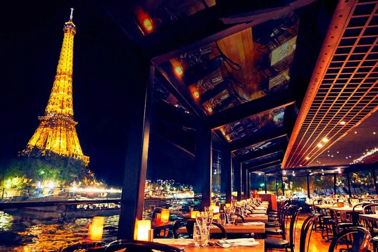 Restaurant vue Tour Eiffel Paris nuit