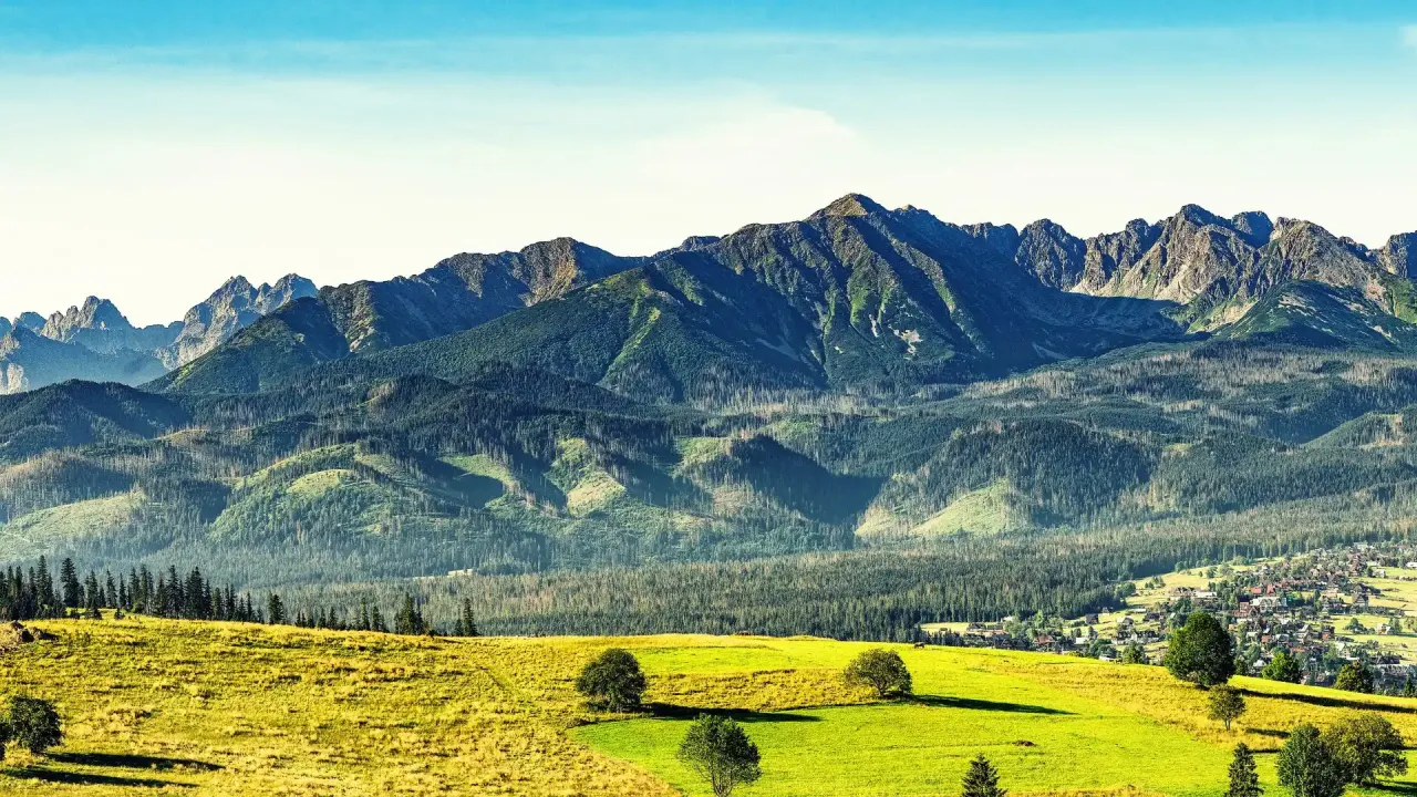 panoramiczny widok na Tatry ze szlaku turystycznego
