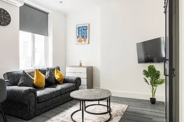 Por&oacute;wnanie typ&oacute;w zakwaterowania w Londynie: hotel, hostel, apartament