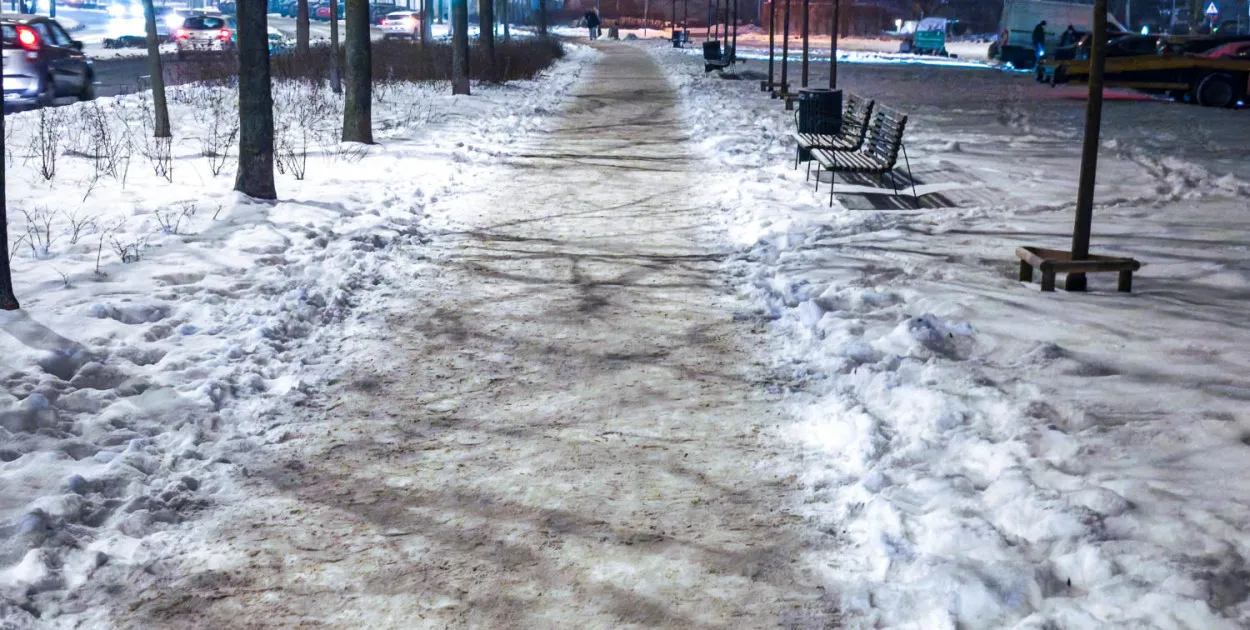 odśnieżony i nieodśnieżony chodnik zima