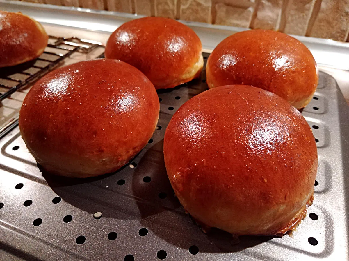 Idealnie podgrzane bułki do hamburger&oacute;w